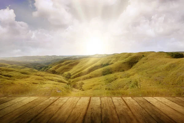 Holzterrasse Mit Blick Auf Die Hügel Mit Sonnenlicht Hintergrund — Stockfoto