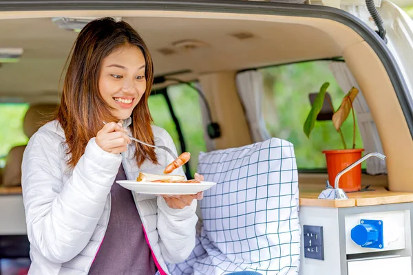 Ασιάτισσα Γυναίκα Τρώει Πρωινό Της Μέσα Στο Τροχόσπιτο Απολαμβάνοντας Δραστηριότητα — Φωτογραφία Αρχείου