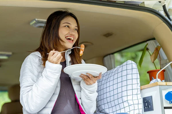Femme Asiatique Manger Son Petit Déjeuner Intérieur Camping Car Profiter — Photo