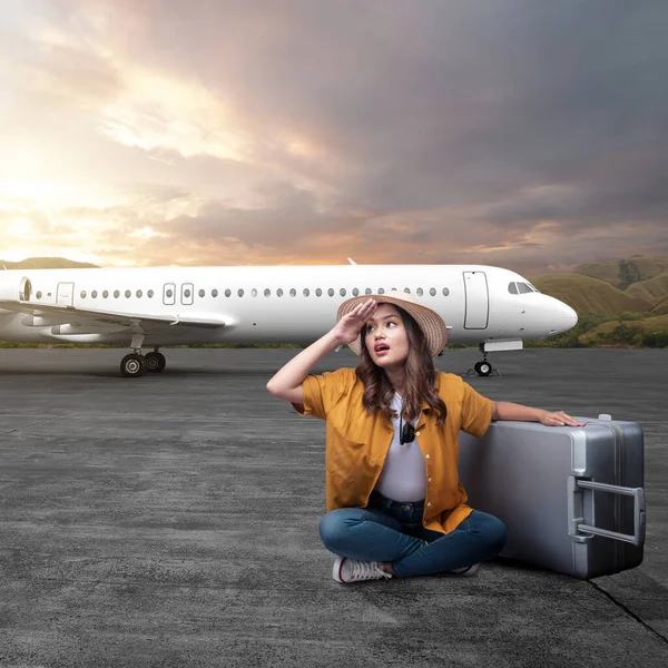 Asijská Žena Kloboukem Kufr Sedí Dívá Něco Ranveji Letadlem Západem — Stock fotografie