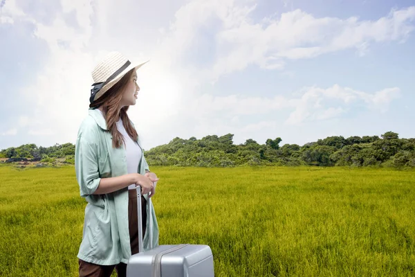 Şapkası Bavulu Olan Asyalı Bir Kadın Mavi Gökyüzü Arka Planıyla — Stok fotoğraf