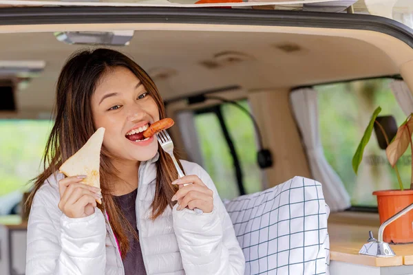 Mujer Asiática Comiendo Desayuno Dentro Autocaravana Disfrutando Actividad Del Campamento —  Fotos de Stock