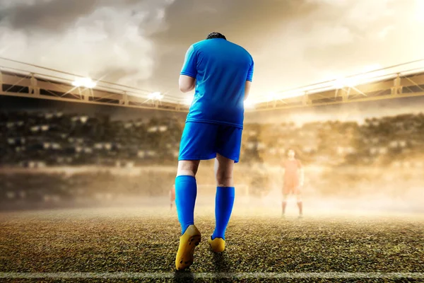 Zadní Pohled Asijského Fotbalisty Muže Modrém Dresu Slaví Vítězství Fotbalovém — Stock fotografie