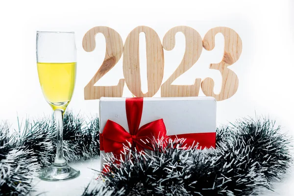 2023 Рік Склянкою Шампанського Подарунковим Ящиком Білим Фоном Новим Роком — стокове фото
