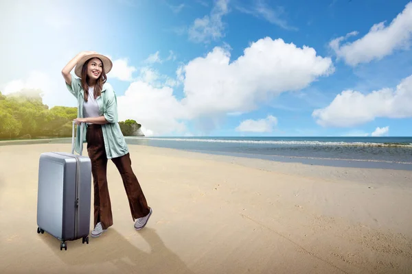 Asian Woman Hat Suitcase Standing Beach Blue Sky Background — Stock Photo, Image