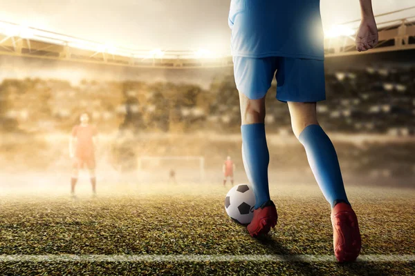Mavi Formalı Bir Futbolcunun Futbol Sahasında Topa Vuruşunun Arka Görüntüsü — Stok fotoğraf