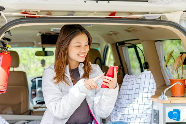 Femme Asiatique Utilisant Téléphone Portable Intérieur Camping Car Profitant Activité — Photo