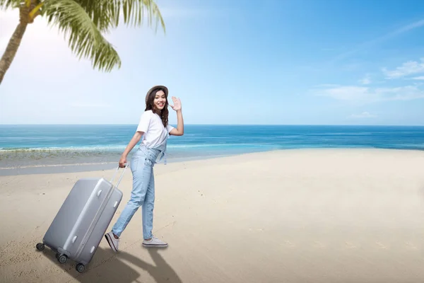 Mulher Asiática Com Chapéu Transportando Mala Praia Com Fundo Azul — Fotografia de Stock