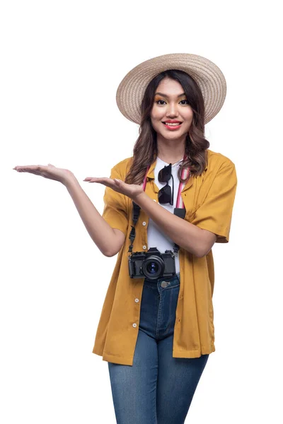 Asiatico Donna Con Cappello Fotocamera Con Palmo Aperto Che Punta — Foto Stock