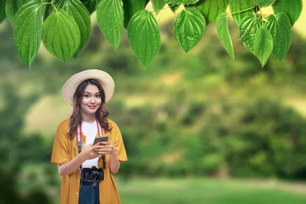 Asiatisk Kvinna Med Hatt Och Kamera Som Håller Mobiltelefon Reser — Stockfoto