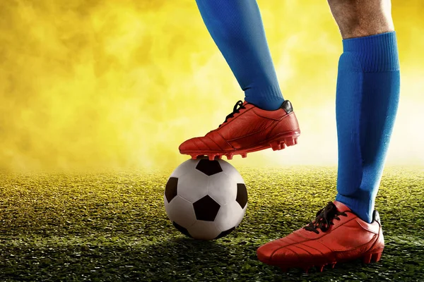 Jalkapallon Pelaaja Mies Sininen Jersey Seisoo Pallo Jalkapallokenttä — kuvapankkivalokuva