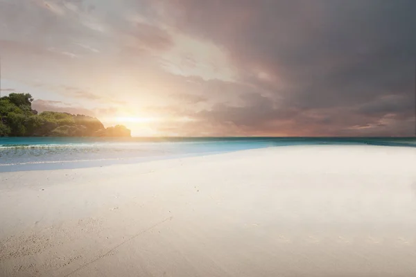 Αμμώδης Παραλία Φόντο Τον Γαλάζιο Ωκεανό Και Ηλιοβασίλεμα — Φωτογραφία Αρχείου