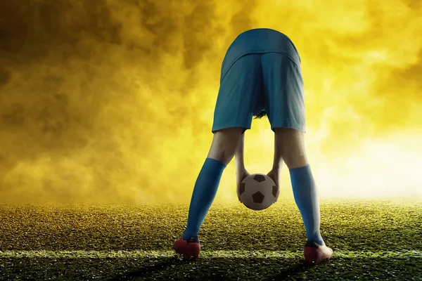 Задний Вид Футболиста Синей Майке Бросающего Мяч Футбольное Поле — стоковое фото