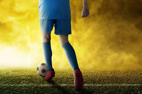 Вид Сзади Футболиста Синей Майке Пинающего Мяч Футбольном Поле — стоковое фото