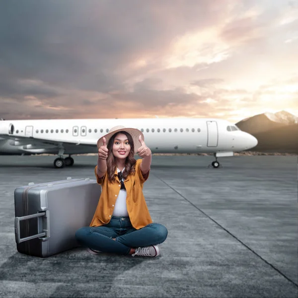 Ázsiai Egy Kalap Bőrönd Mutató Hüvelykujj Fel Kifutópályán Egy Repülőgép — Stock Fotó