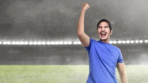 Hombre Jugador Fútbol Asiático Jersey Azul Celebra Victoria Campo Fútbol —  Fotos de Stock