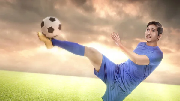 Asiatischer Fußballspieler Blauen Trikot Kickt Den Ball Auf Dem Fußballplatz — Stockfoto