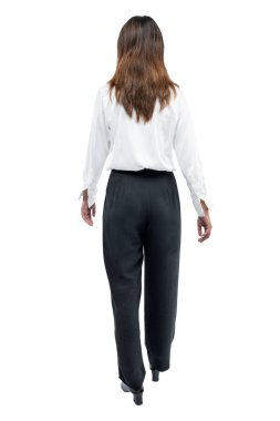 Beyaz arka planda tek başına duran Asyalı iş kadınının arka görünüşü