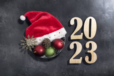 Siyah arka planda bir Noel süslemesi ile 2023. Mutlu yıllar 2023