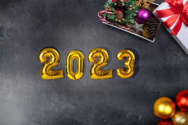 Siyah arka planda bir Noel süslemesi ile 2023. Mutlu yıllar 2023