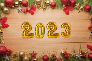 Ahşap arka planda bir Noel süslemesi ile 2023. Mutlu yıllar 2023