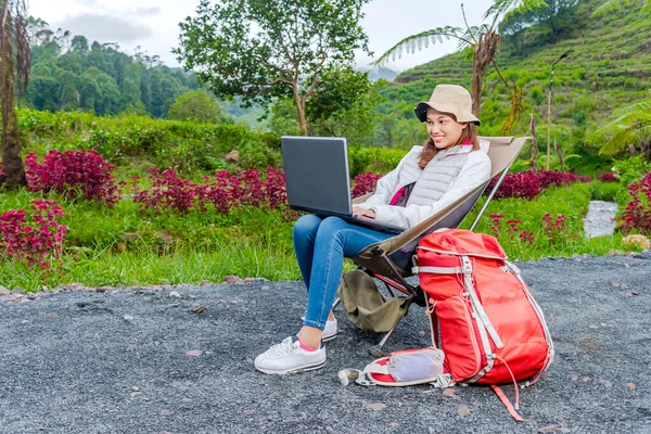Mujer Asiática Usando Portátil Mientras Disfruta Actividad Del Campamento Naturaleza —  Fotos de Stock
