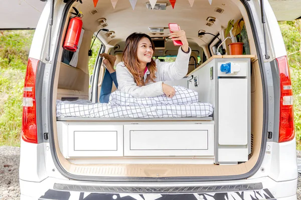 Femme Asiatique Utilisant Téléphone Portable Intérieur Camping Car Profitant Activité — Photo