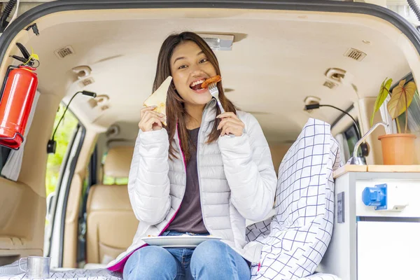 Femme Asiatique Manger Son Petit Déjeuner Intérieur Camping Car Profiter — Photo