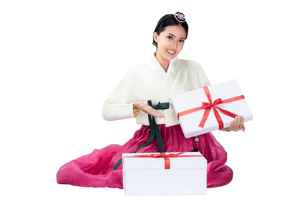 Азиатская Женщина Традиционном Корейском Национальном Костюме Ханбок Сидя Показывая Подарочную — стоковое фото