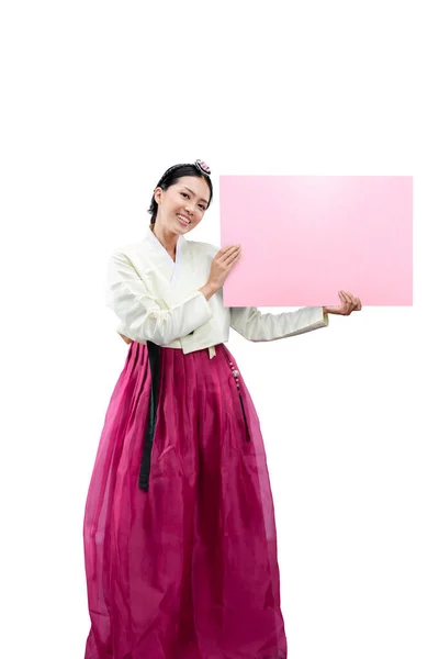 身穿韩国传统民族服装的亚洲女人汉博克站在那里 手里拿着空白的纸 想从白色背景中分离出复制的空间 — 图库照片