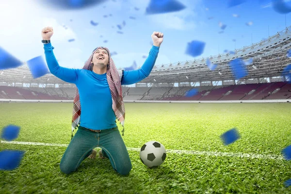 Ασιάτης Keffiyeh Γιορτάζουν Νίκη Ενθουσιασμένες Εκφράσεις Στο Γήπεδο Ποδοσφαίρου — Φωτογραφία Αρχείου