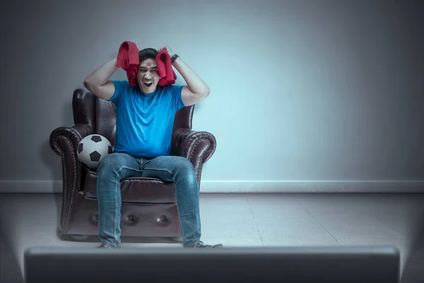 Eşarplı Asyalı Bir Adam Evinde Futbol Izlerken Hayal Kırıklığına Uğramış — Stok fotoğraf
