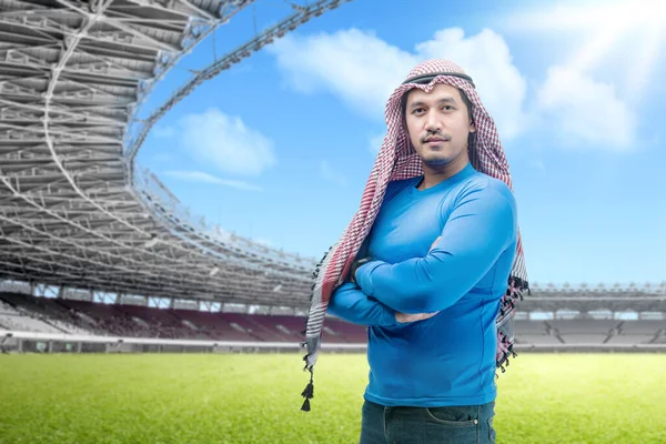 Asiatisk Man Med Keffiyeh Stående Med Vikta Armar Fotbollsstadion — Stockfoto