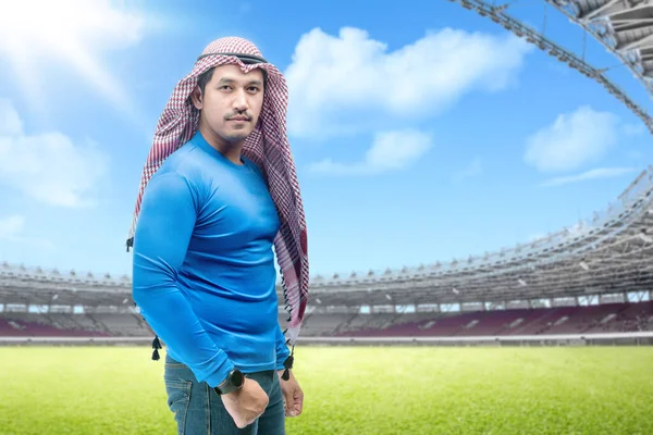 Asiatique Homme Avec Keffiyeh Debout Dans Stade Football — Photo