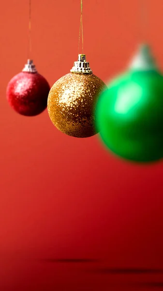 カラフルなクリスマスボールの色の背景にぶら下がっている クリスマスの装飾 — ストック写真