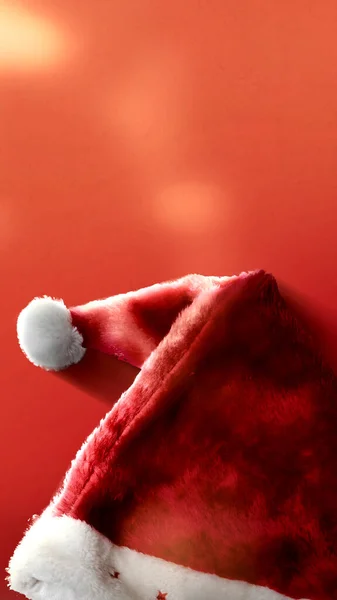 Czerwono Biały Kapelusz Mikołaja Kolorowym Tle Dekoracje Świąteczne — Zdjęcie stockowe