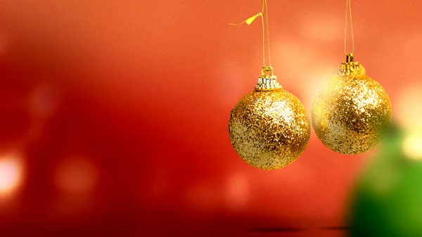 Renkli Bir Arka Planda Asılı Duran Altın Noel Balosu — Stok fotoğraf