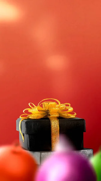 Κουτί Δώρου Πολύχρωμη Κορδέλα Χρωματιστό Φόντο Χριστουγεννιάτικη Διακόσμηση — Φωτογραφία Αρχείου