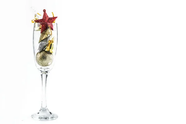 Bicchiere Champagne Con Decorazioni Natalizie Sfondo Bianco — Foto Stock
