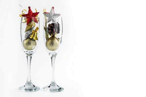 Champagne Glas Met Kerstversiering Witte Achtergrond — Stockfoto