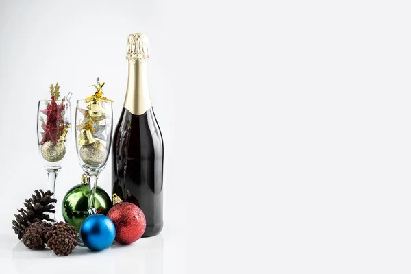 Μπουκάλι Σαμπάνιας Και Ποτήρι Σαμπάνιας Χριστουγεννιάτικες Διακοσμήσεις Λευκό Φόντο — Φωτογραφία Αρχείου
