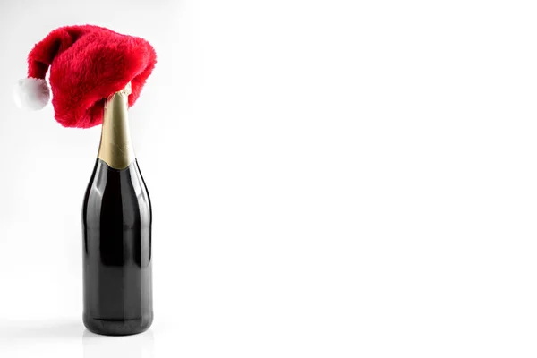 Champagnefles Met Kerstmuts Witte Achtergrond — Stockfoto