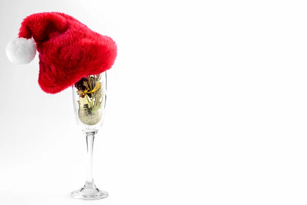 Champagne Glas Met Kerstmuts Kerstversieringen Witte Achtergrond — Stockfoto