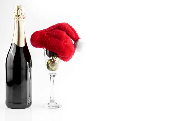 Champagnefles Met Kerstmuts Champagneglas Met Kerstversiering Witte Achtergrond — Stockfoto