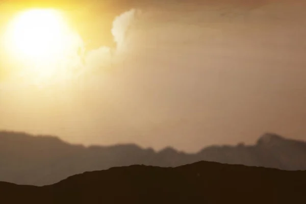 Siluet Bukit Dengan Latar Belakang Matahari Terbenam Langit — Stok Foto