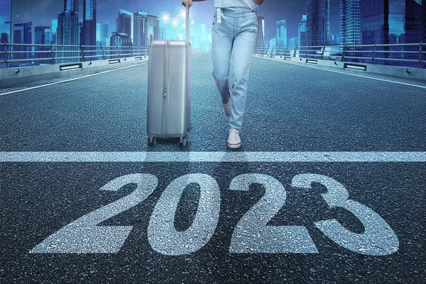 2023 Carretera Una Mujer Viajera Con Una Maleta Feliz Año —  Fotos de Stock