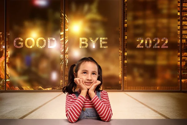 Азиатская Маленькая Девочка Ждет Нового 2023 Года Время Попрощаться 2022 — стоковое фото