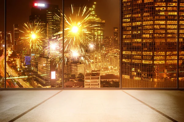 夜の風景や花火を背景に街の近代的な建物や高層ビル — ストック写真