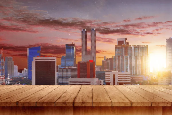 Houten Vloeren Met Wolkenkrabbers Moderne Gebouwen Met Zonsondergang Hemel Achtergrond — Stockfoto