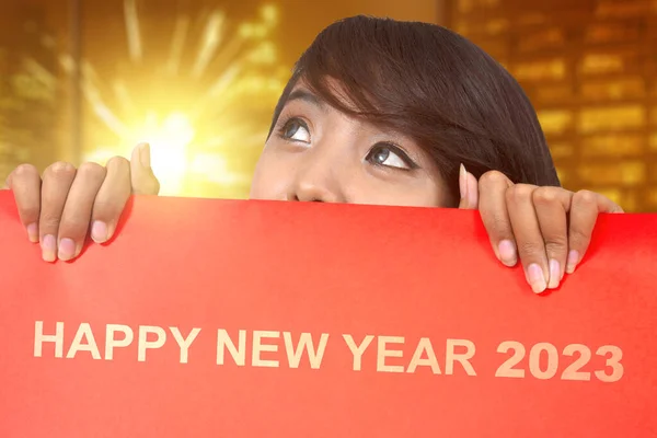 Asijská Žena Ukazuje Tabuli Novoroční Pozdrav Šťastný Nový Rok 2023 — Stock fotografie